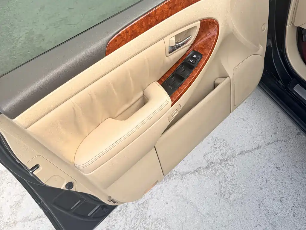 Toyota Crown — миниатюра 7