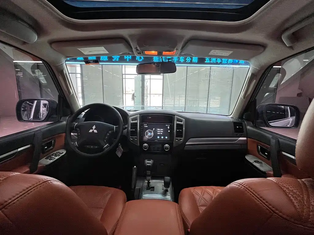 MITSUBISHI PAJERO