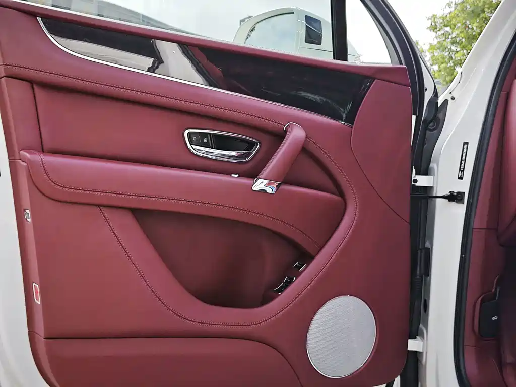 Bentley Bentayga — миниатюра 11