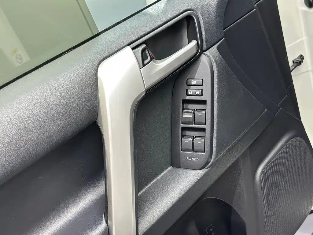 Toyota Prado — миниатюра 8