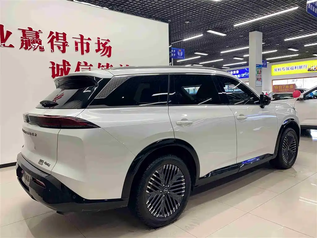 NISSAN EXPLORING THE LAND