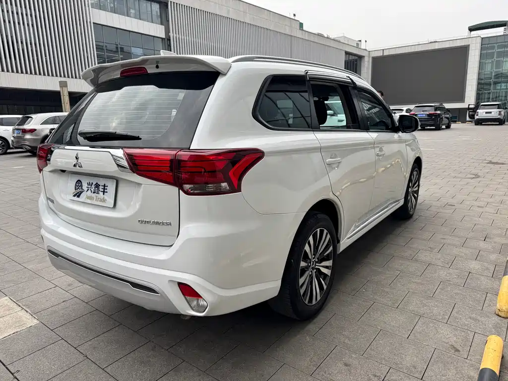 MITSUBISHI OUTLANDER