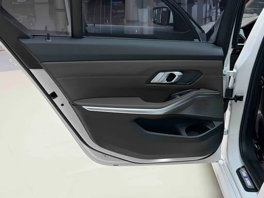 BMW 3 Series — миниатюра 12