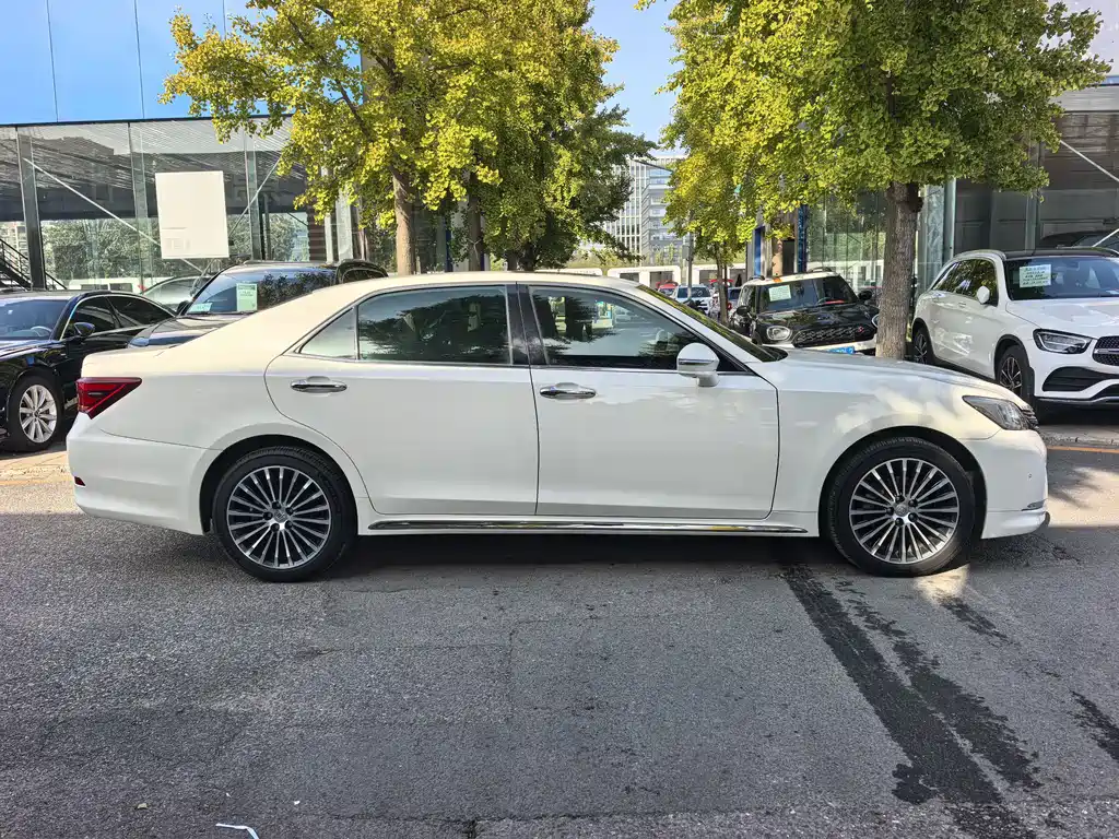 Toyota Crown — миниатюра 18