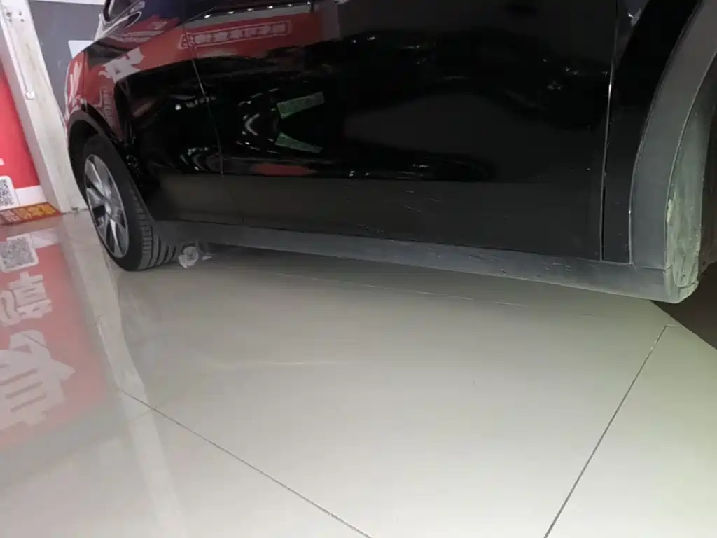 Tesla Model Y — миниатюра 21