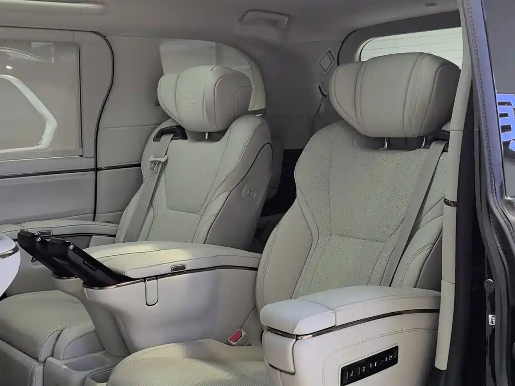 Lexus LM — миниатюра 6