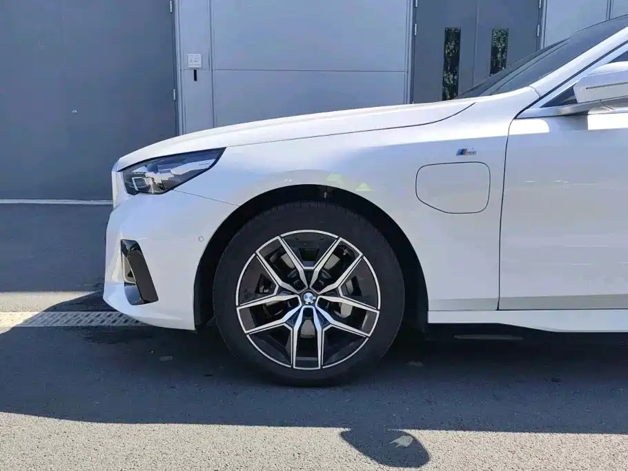 BMW i5 — миниатюра 6