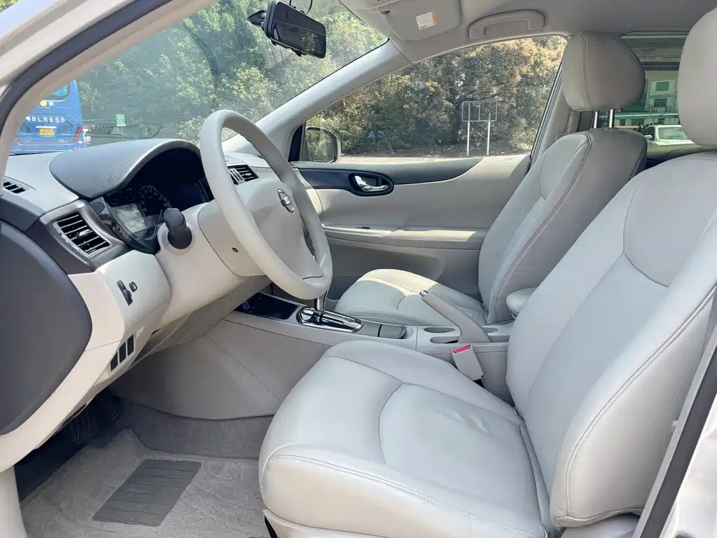 Nissan Tiida 2011 1.6L CVT Comfort