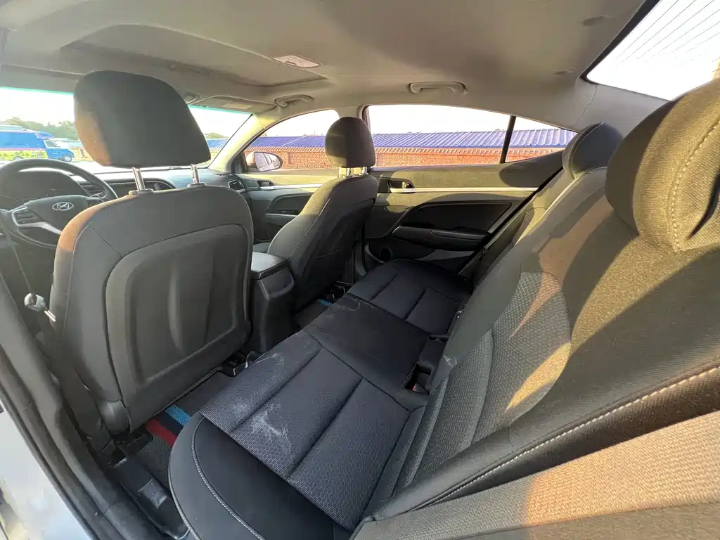 Hyundai Elantra — миниатюра 6