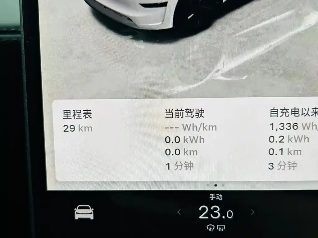 Tesla Model Y — миниатюра 10