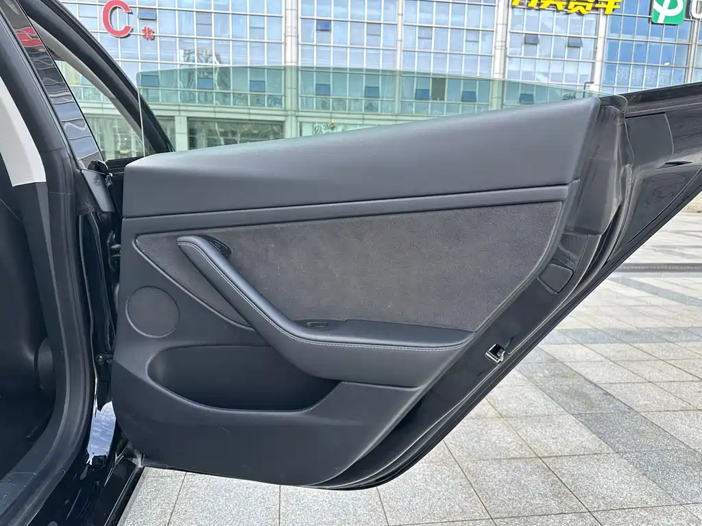 Tesla Model 3 — миниатюра 25
