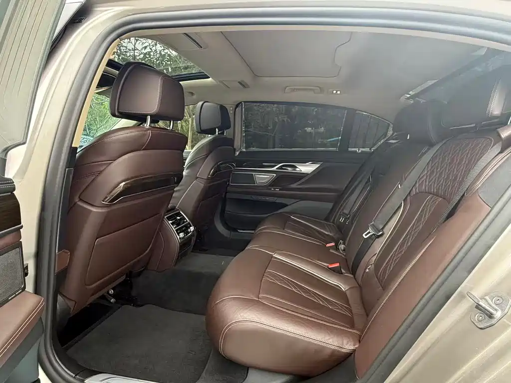 BMW 7 Series — миниатюра 5