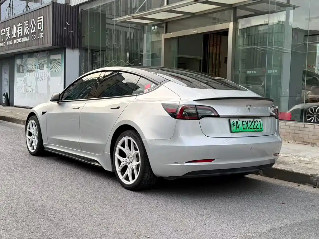 Tesla Model 3 — миниатюра 6