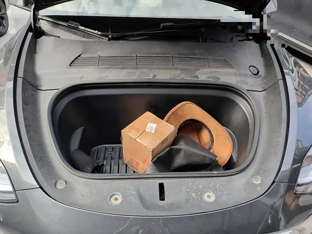 Tesla Model Y — миниатюра 20