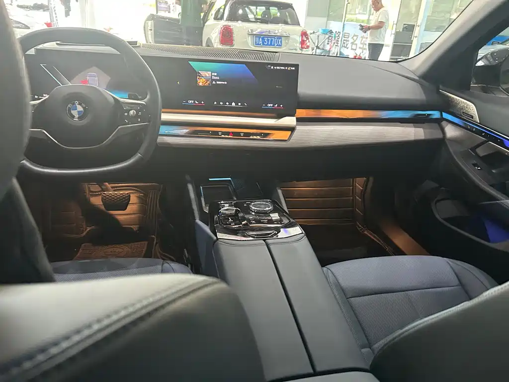 BMW 5 Series — миниатюра 9