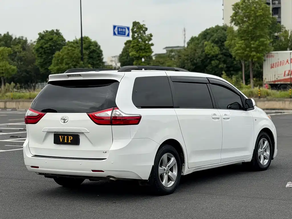 Toyota Sienna — миниатюра 5