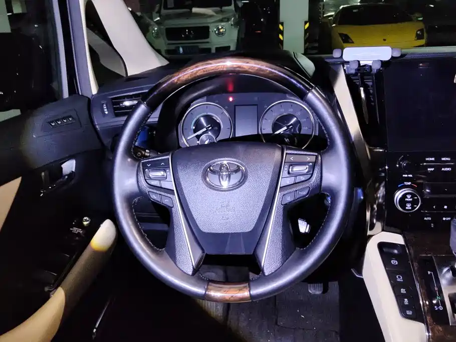 Toyota Alphard — миниатюра 15