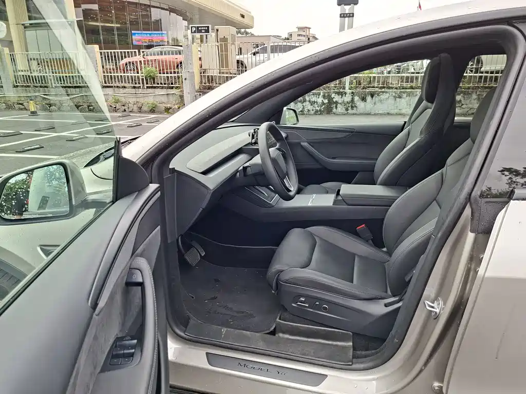 Tesla Model Y L — миниатюра 7