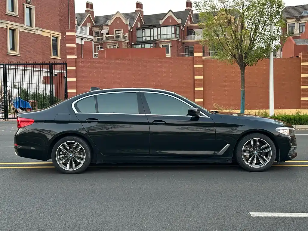 BMW 5 Series — миниатюра 13