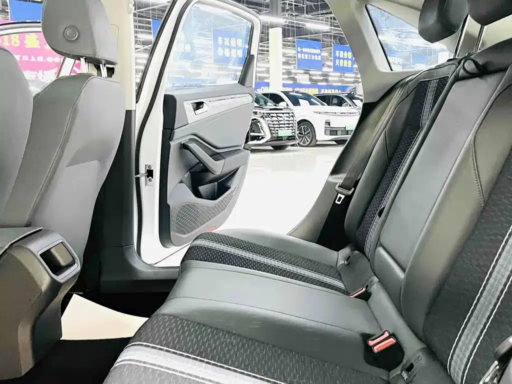 Volkswagen Sagitar — миниатюра 6