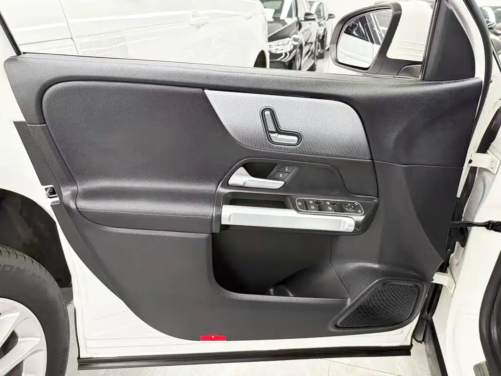 Mercedes-Benz GLB — миниатюра 10