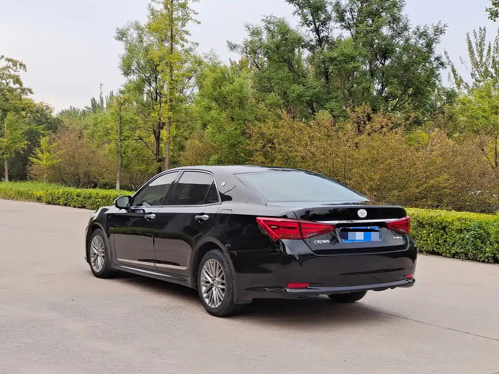 Toyota Crown — миниатюра 11