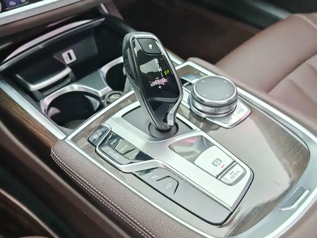 BMW 7 Series — миниатюра 23