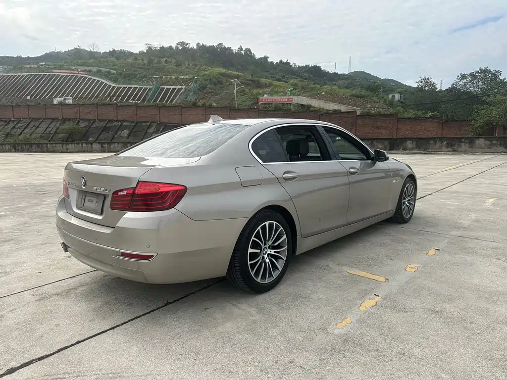 BMW 5 Series — миниатюра 7