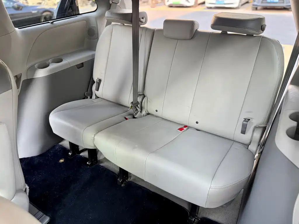 Toyota Sienna — миниатюра 17