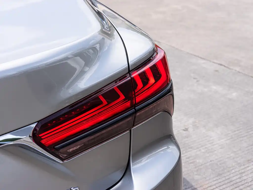 Lexus LS — миниатюра 7
