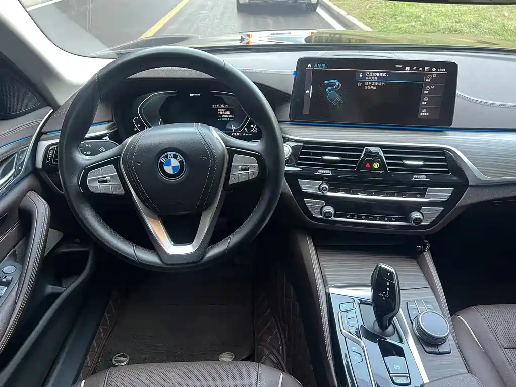 BMW 5 Series New Energy — миниатюра 10