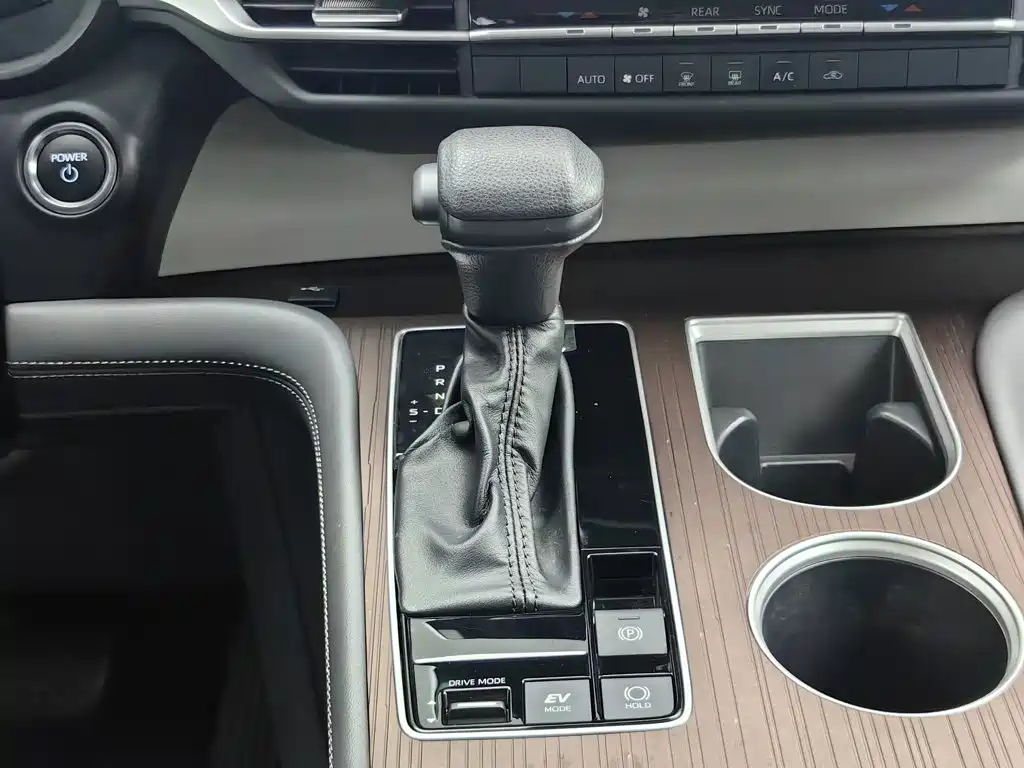 Toyota Granvia — миниатюра 13