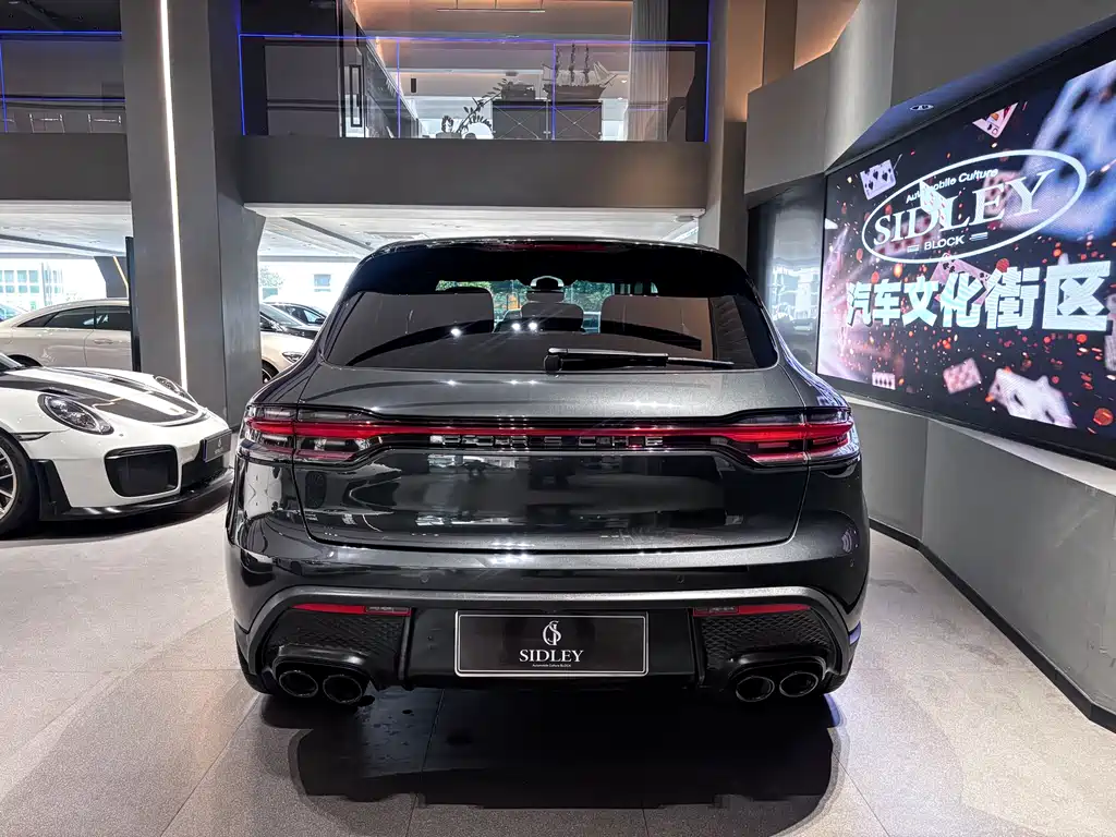 PORSCHE MACAN