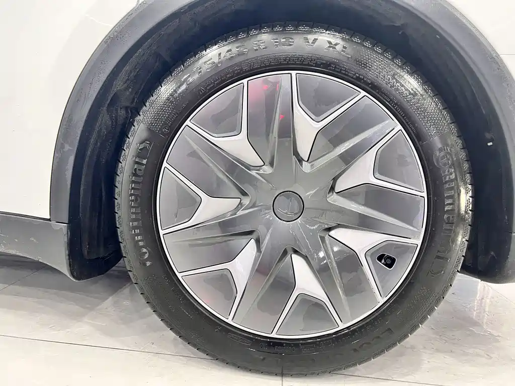 Tesla Model Y L — миниатюра 4