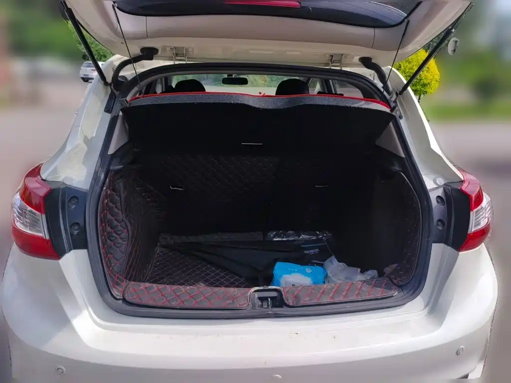 Nissan Tiida — миниатюра 10