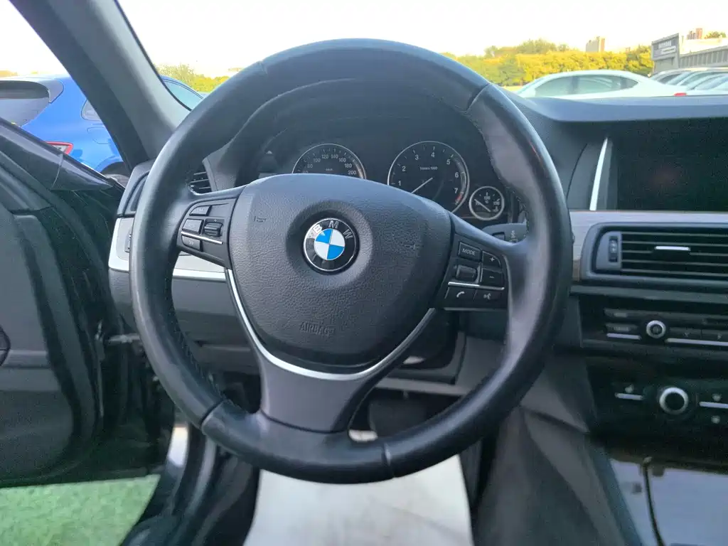 BMW 5 Series — миниатюра 6