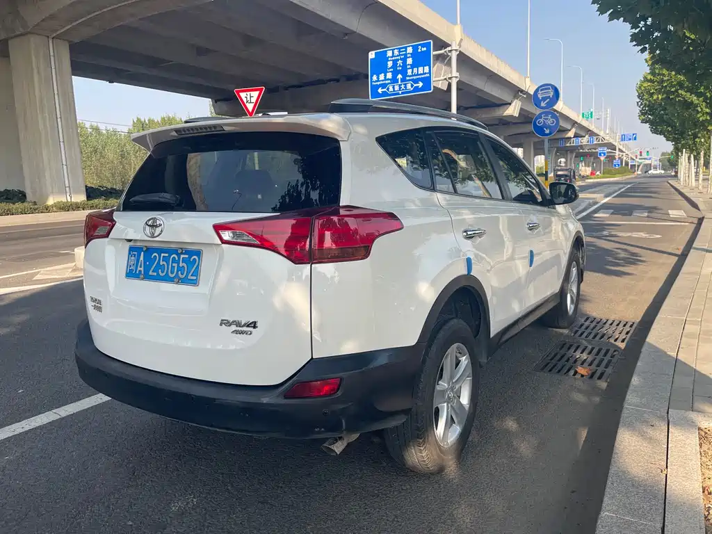 Toyota RAV4 — миниатюра 9