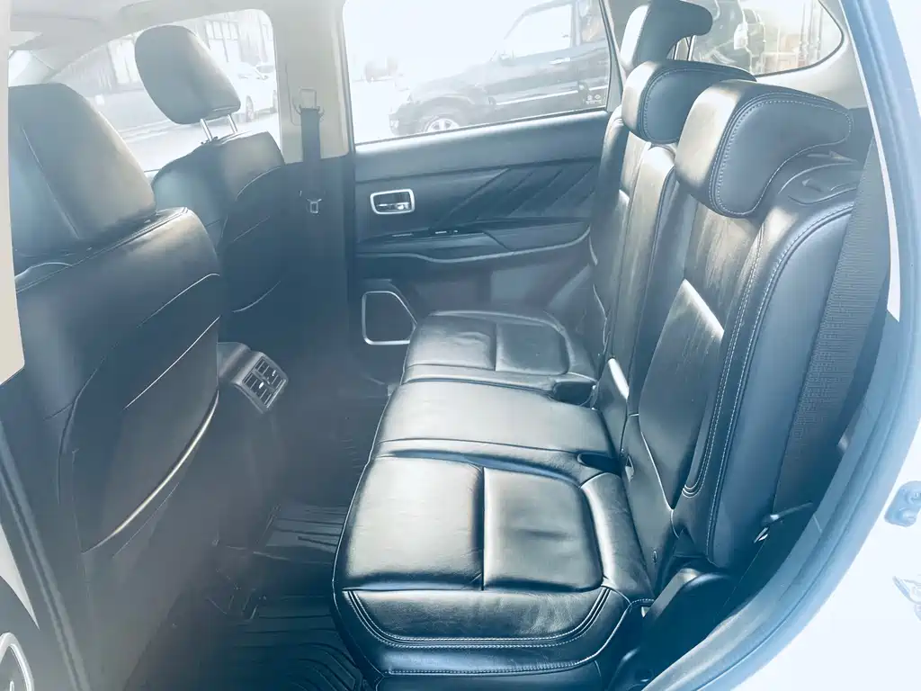 MITSUBISHI OUTLANDER