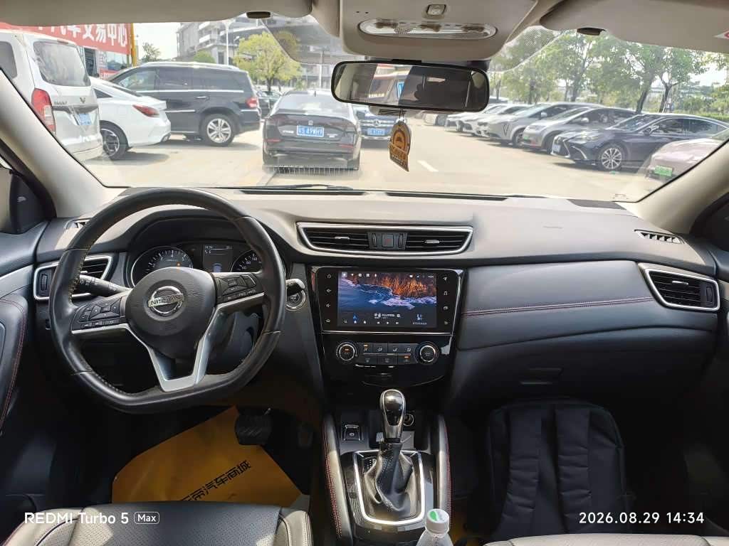 Nissan Qashqai 2.0 л 2021 г. Белый, пробег 20200 км