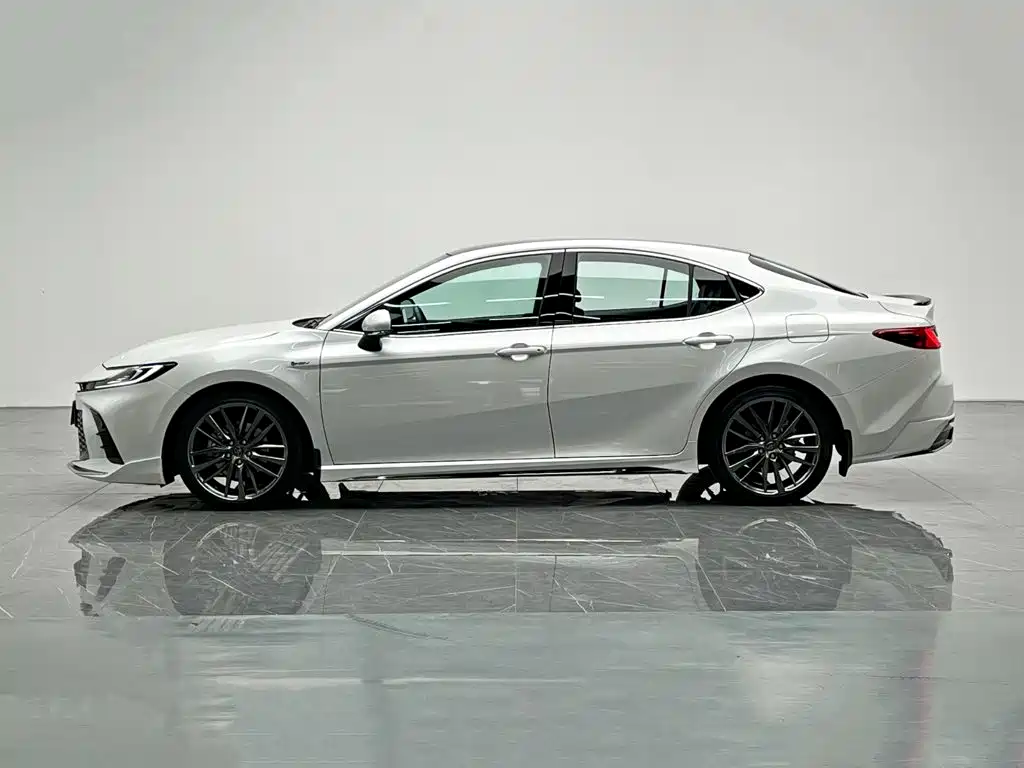Toyota Camry — миниатюра 3