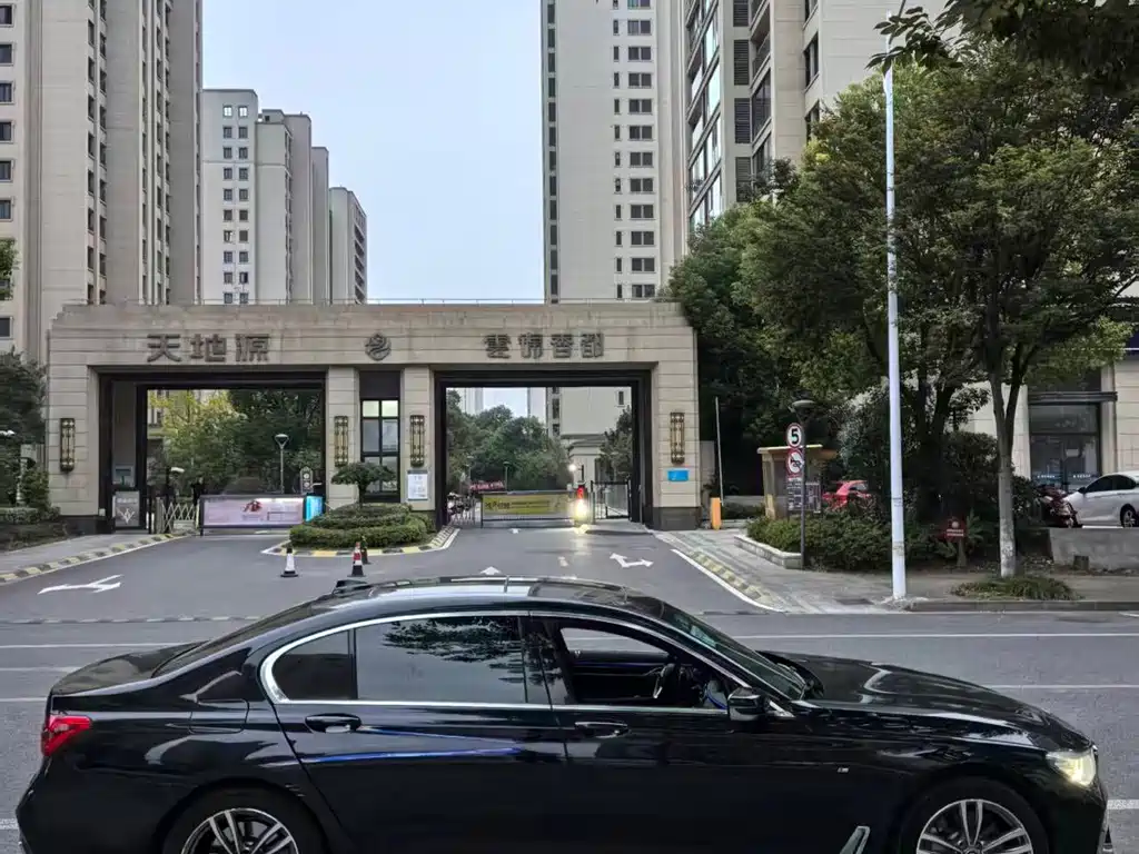 BMW 7 Series — миниатюра 4