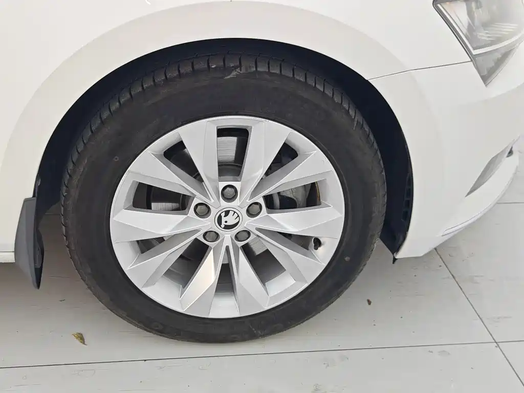 Skoda Superb — миниатюра 12
