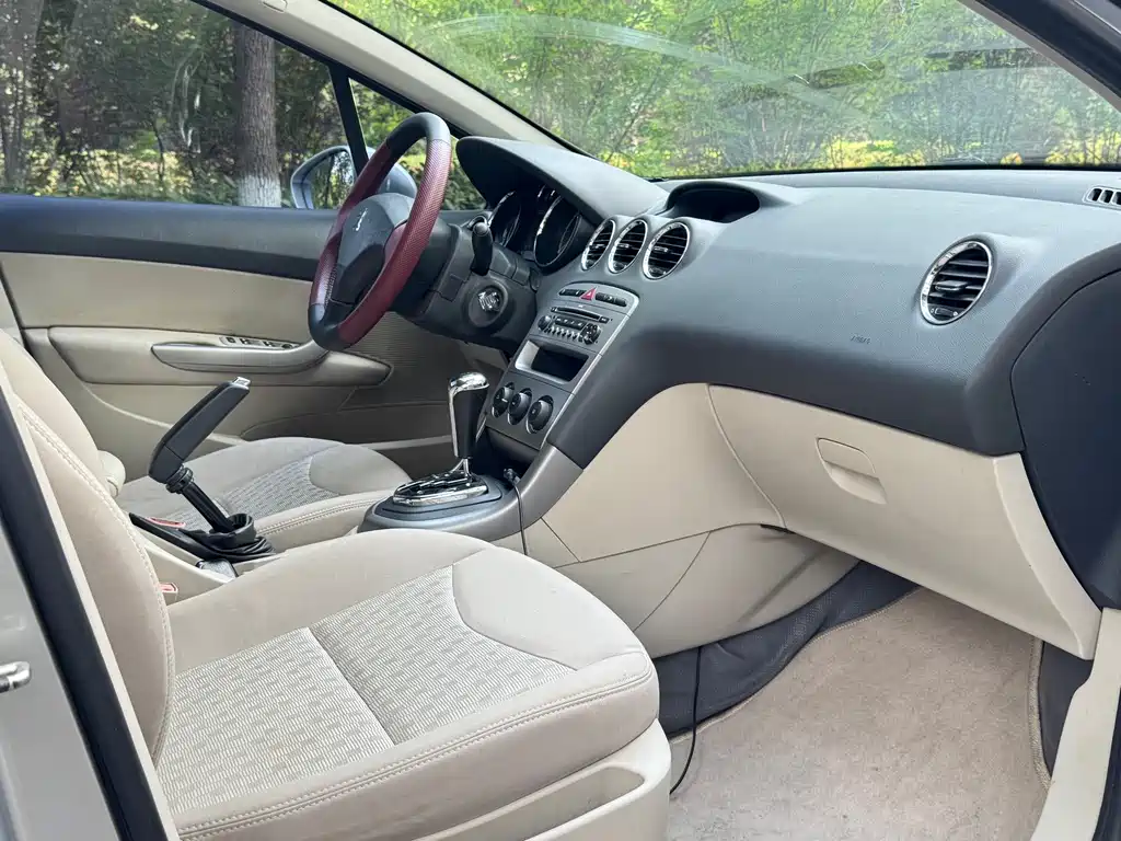 Peugeot 408 2010 2.0L AT Luxury