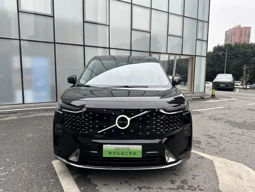 Volvo EM90 2025 Ultra мест