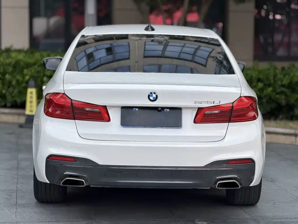 BMW 5 Series — миниатюра 9