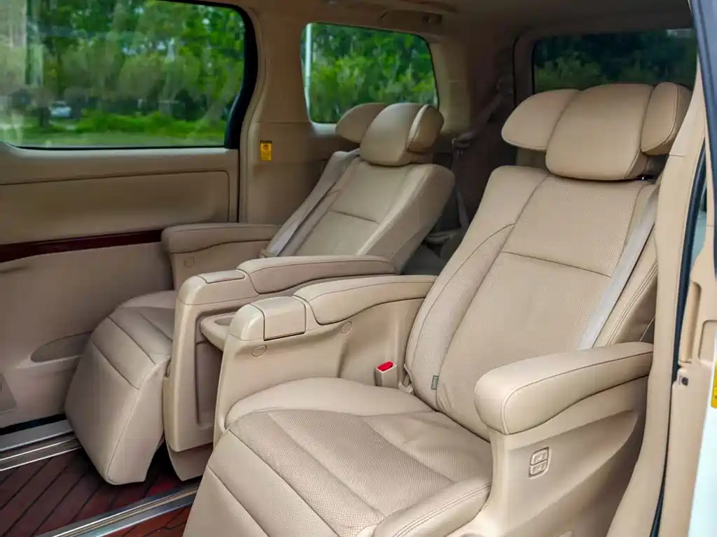 Toyota Alphard — миниатюра 6