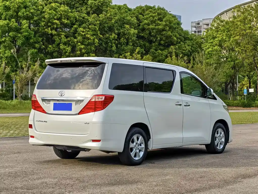 Toyota Alphard — миниатюра 9
