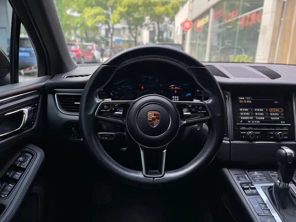 Porsche Macan — миниатюра 10