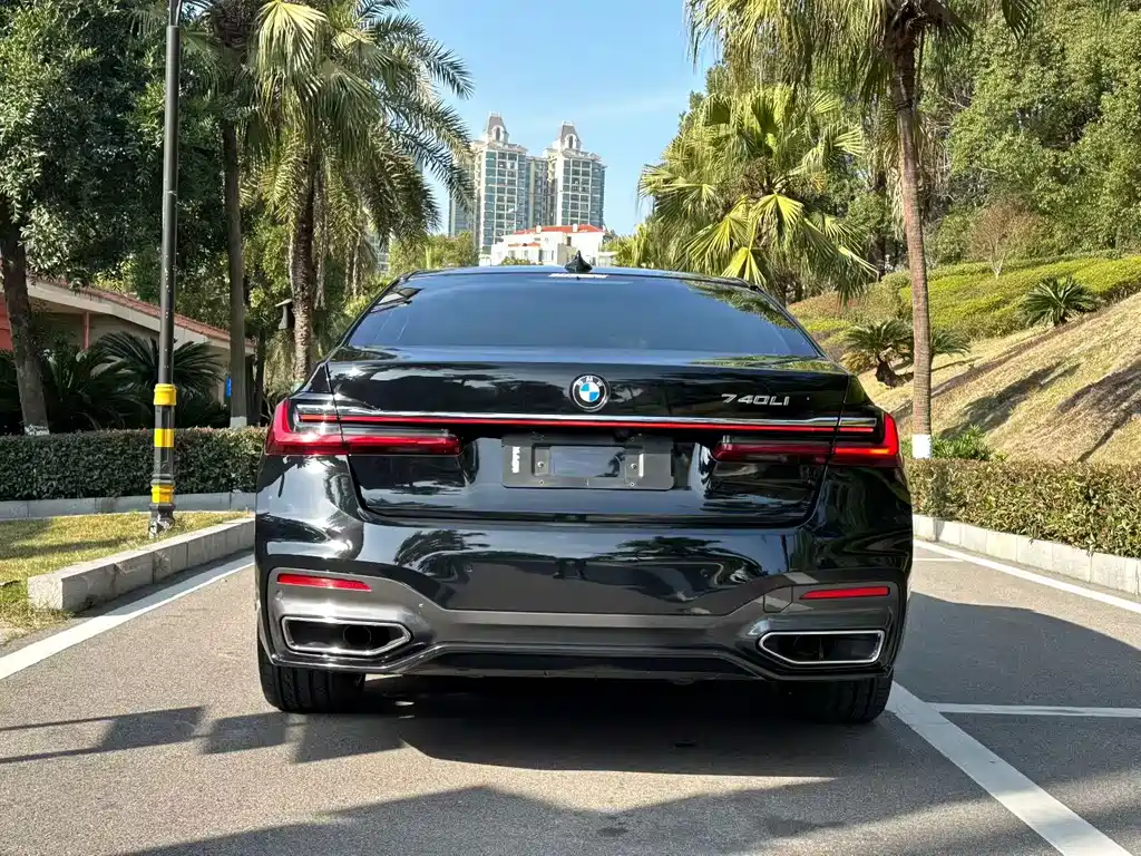 BMW 7 Series — миниатюра 8