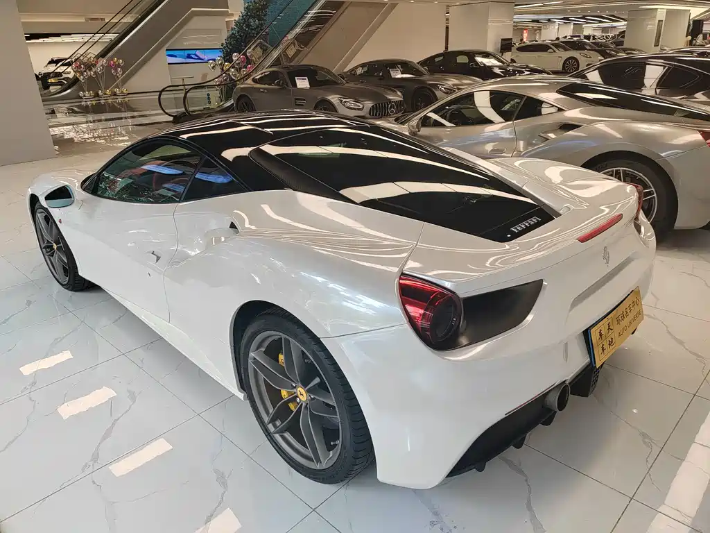 FERRARI 488
